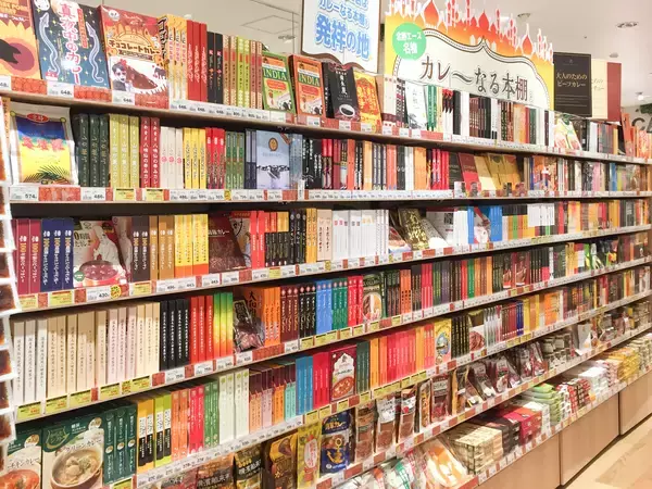 レトルトカレーが並ぶ本棚「カレーなる本棚(R)」からベストカレーを決定！