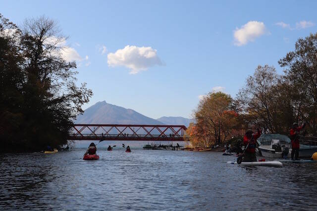 支笏湖に行ったならチャレンジしたい！紅葉の絶景を満喫するカヤック体験【北海道】