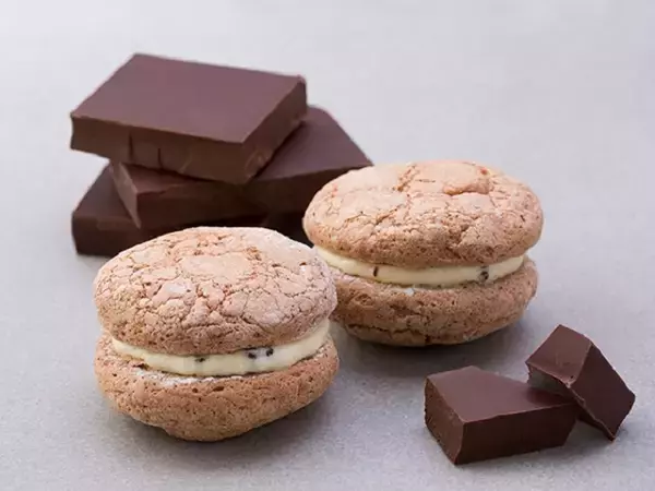 「チーズクリームサンドにショコラ味登場！ふんわりとサクサク、どっちが好み？」の画像