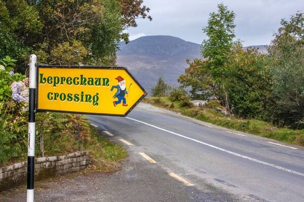 【不思議な看板】妖精の国アイルランドには「妖精注意」の標識がある