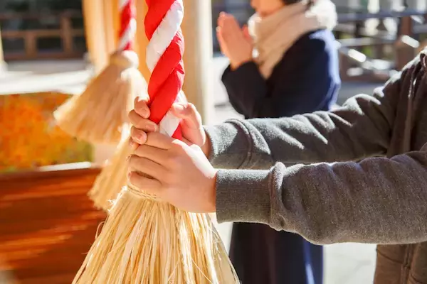 「2020年の初詣はどこに行く？人気の神社と新年の行事をご紹介【全国女性101名が回答】」の画像