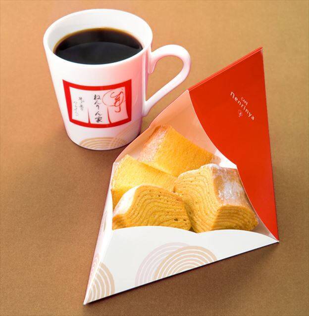 ここだけのバームクーヘンをどうぞ。羽田空港出発ゲート内「CAFÉねんりん家」