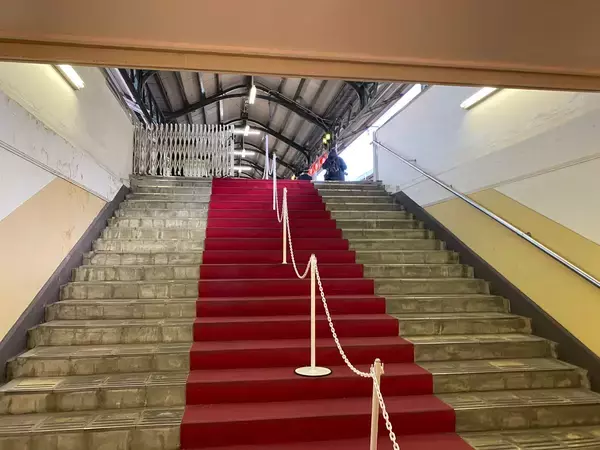 「両国駅の幻のホームでこたつに入りながら“熱燗”と“おでん”を堪能！」の画像