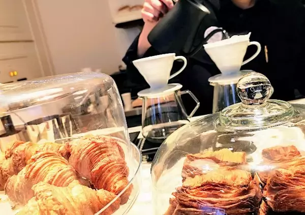 「【2020年最新版：都内のカフェまとめ】女性ひとりでも気楽に入れる！こだわりのコーヒーや料理を味わえるカフェ１２選」の画像