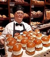 フィンランドで大人気の春限定スイーツ！「ラスキアイスプッラ（Laskiaispulla）」が食べられる老舗カフェ２選【フィンランド 】