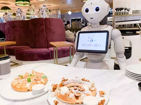 「ロボット「Pepper」くんが働くカフェ「Pepper PARLOR（ペッパーパーラー）」を現地ルポ！」の画像