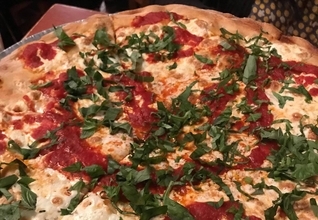 タイムズスクエア至近の、日本には絶対にない雰囲気＆美味しいピザ屋John’s【ニューヨーク】