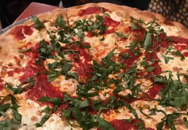 タイムズスクエア至近の、日本には絶対にない雰囲気＆美味しいピザ屋John’s【ニューヨーク】