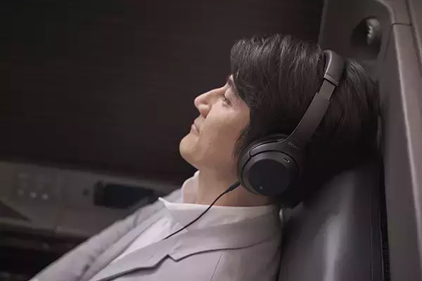 「ソニーの最新ヘッドホンがANA国際線ファーストクラスに採用」の画像