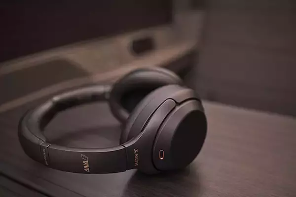 「ソニーの最新ヘッドホンがANA国際線ファーストクラスに採用」の画像