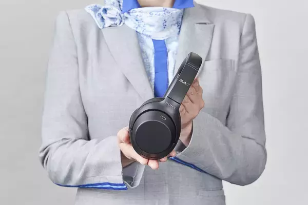 「ソニーの最新ヘッドホンがANA国際線ファーストクラスに採用」の画像