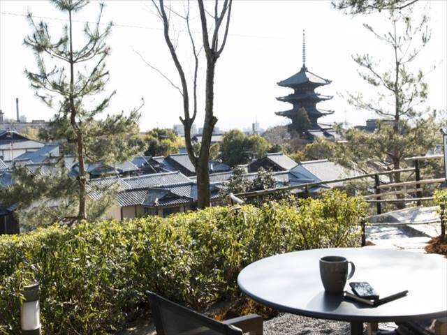 京都・東山の町を一望できる、高台寺のコーヒーショップで「さくらパフェ」はいかが？