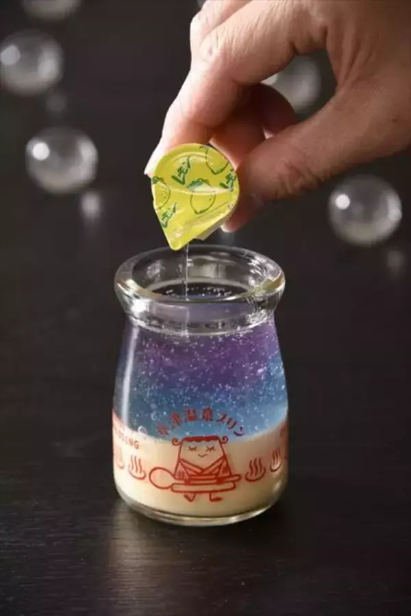 「草津温泉プリンから、色の変化が楽しい「夜の湯畑プリン」が登場」の画像
