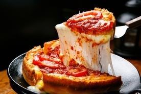 とろ〜り溢れ出す大量チーズがたまらない！食パンで簡単に作れる「シカゴピザ」