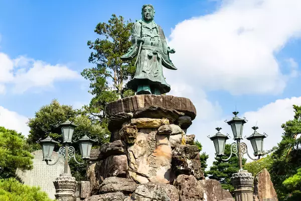 「【金沢ミステリー】日本三名園の兼六園にある「鳥が全く寄り付かない銅像」とは？」の画像
