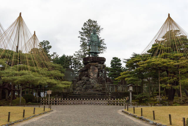 【金沢ミステリー】日本三名園の兼六園にある「鳥が全く寄り付かない銅像」とは？