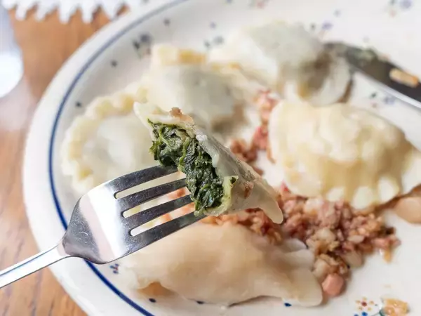 「【世界ひとり飯２１】ワルシャワのトランジットでカラフルなポーランド餃子」の画像