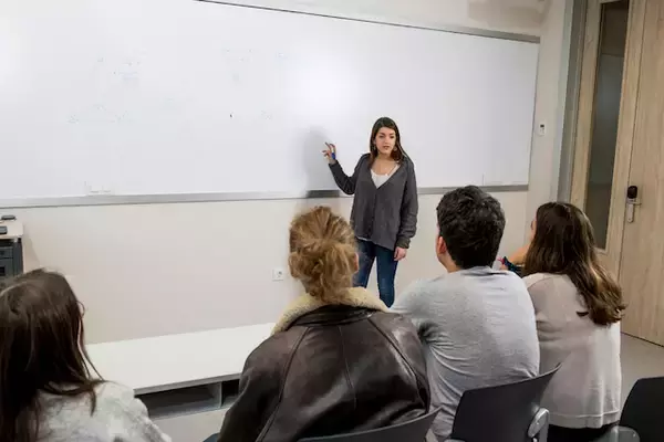 「知らないと損をする英会話術（３３）：一瞬でネイティブになれる“Present”の使い方」の画像