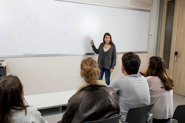 知らないと損をする英会話術（３３）：一瞬でネイティブになれる“Present”の使い方