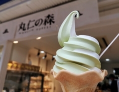 浅草で意外なスイーツ発見！お漬物屋さん「丸仁の森」のミルクソフトクリーム実食ルポ