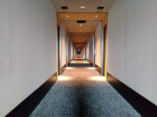 客室に変なロボットが！？絶景温泉付きオーシャンビューホテルに泊まってみた【変なホテル関西空港】