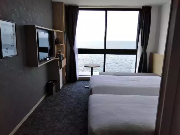 「客室に変なロボットが！？絶景温泉付きオーシャンビューホテルに泊まってみた【変なホテル関西空港】」の画像