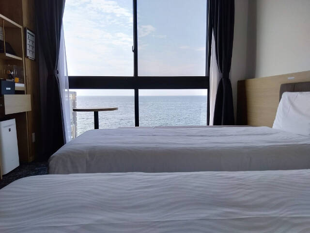 客室に変なロボットが！？絶景温泉付きオーシャンビューホテルに泊まってみた【変なホテル関西空港】