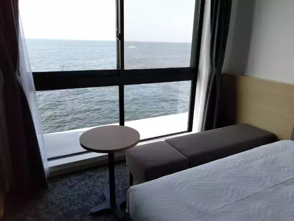 「客室に変なロボットが！？絶景温泉付きオーシャンビューホテルに泊まってみた【変なホテル関西空港】」の画像