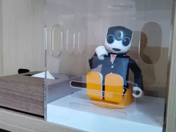 「客室に変なロボットが！？絶景温泉付きオーシャンビューホテルに泊まってみた【変なホテル関西空港】」の画像