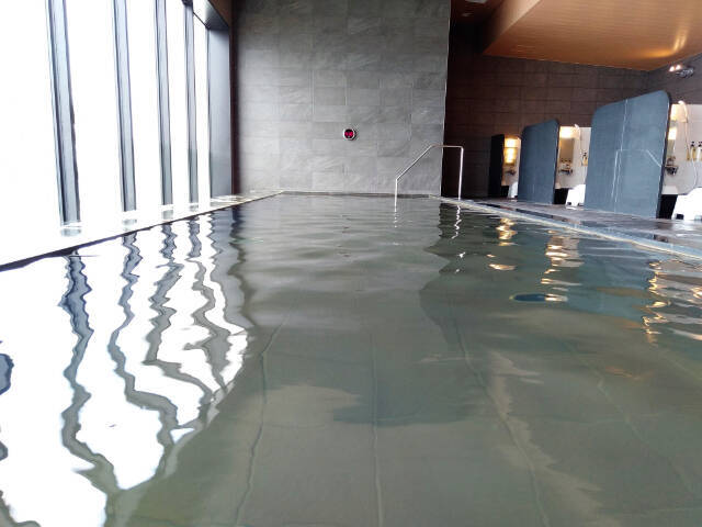 客室に変なロボットが！？絶景温泉付きオーシャンビューホテルに泊まってみた【変なホテル関西空港】