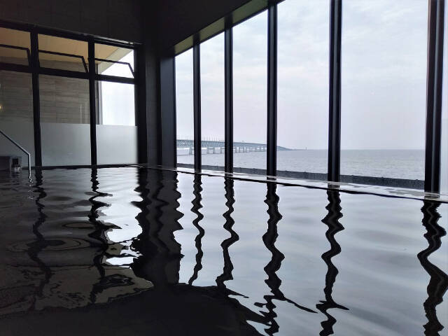 客室に変なロボットが！？絶景温泉付きオーシャンビューホテルに泊まってみた【変なホテル関西空港】