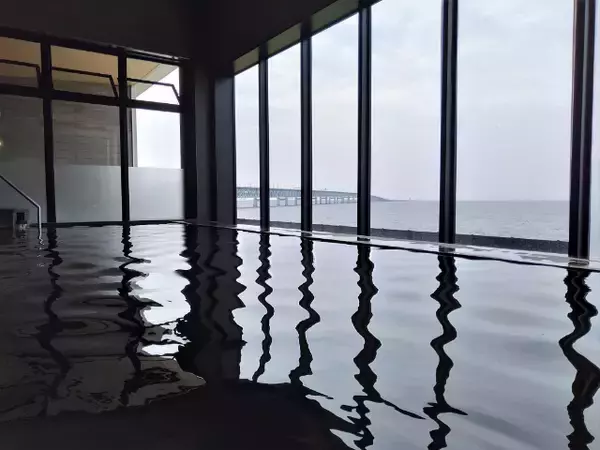 「客室に変なロボットが！？絶景温泉付きオーシャンビューホテルに泊まってみた【変なホテル関西空港】」の画像