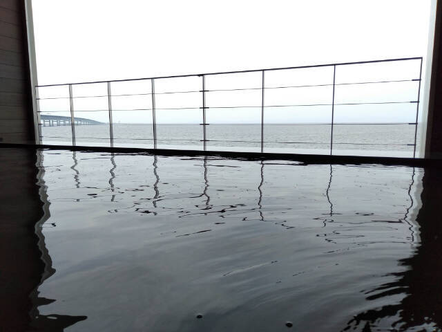 客室に変なロボットが！？絶景温泉付きオーシャンビューホテルに泊まってみた【変なホテル関西空港】