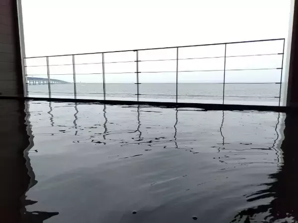 「客室に変なロボットが！？絶景温泉付きオーシャンビューホテルに泊まってみた【変なホテル関西空港】」の画像