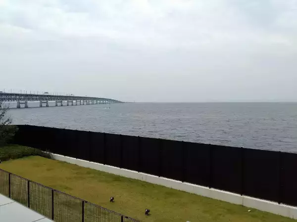 「客室に変なロボットが！？絶景温泉付きオーシャンビューホテルに泊まってみた【変なホテル関西空港】」の画像