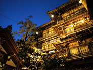 「千と千尋の神隠し」の湯屋のモデル！？圧倒的な美しさを放つ木造4階建ての温泉宿【歴史の宿 金具屋】