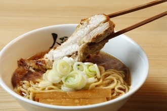 大阪で行列のラーメン店「人類みな麺類 Red」が赤坂に！100食無料イベントも