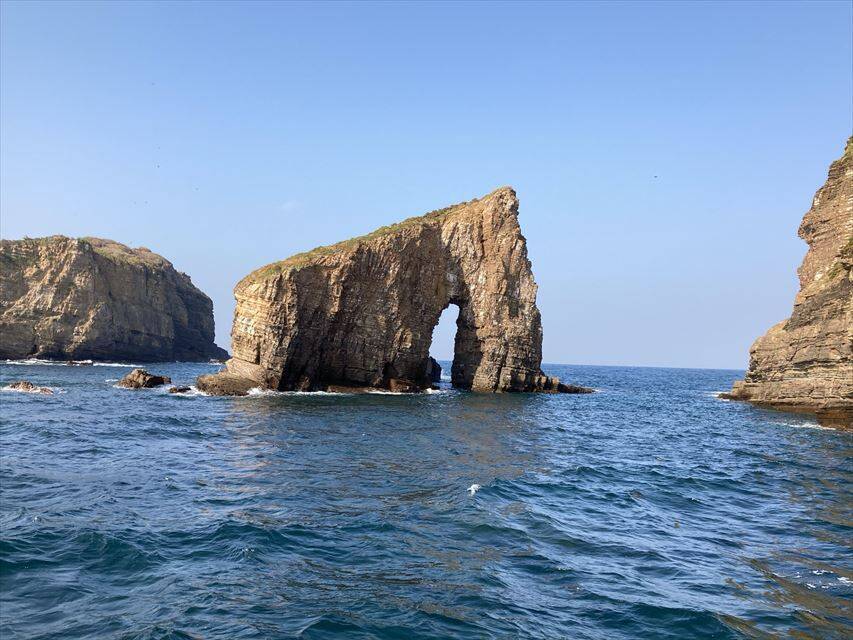 壱岐の美しすぎる絶景！エメラルドグリーンの海に息をのむ「辰の島クルーズ」【長崎県】