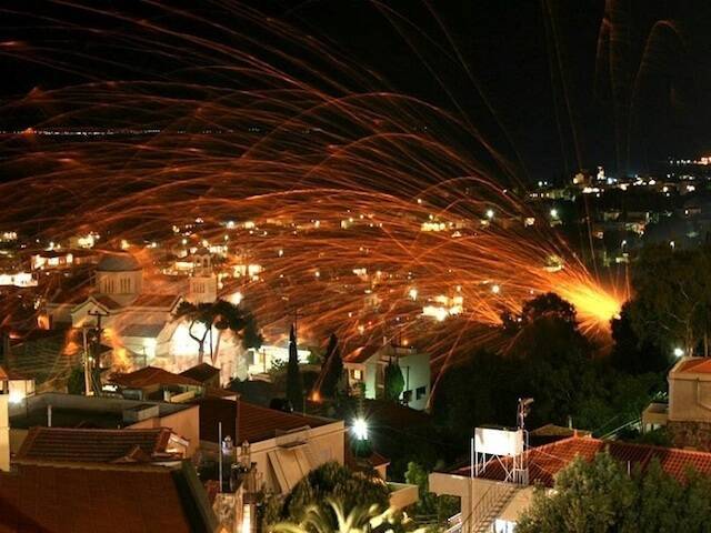 爆音と火花で街が荒れ狂う ギリシャのクレイジーすぎる ロケット花火祭 14年7月26日 エキサイトニュース 2 2