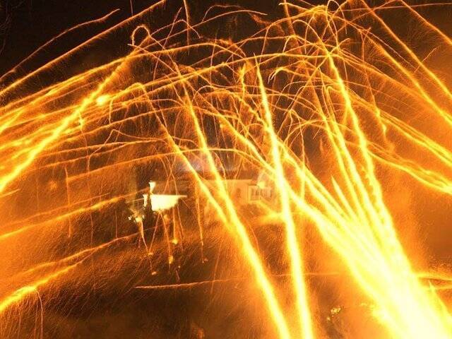 爆音と火花で街が荒れ狂う ギリシャのクレイジーすぎる ロケット花火祭 14年7月26日 エキサイトニュース 2 2