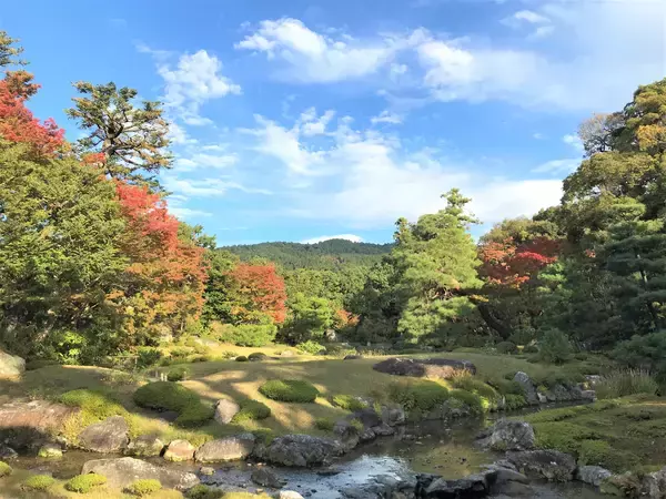 「【京都】名勝庭園の紅葉を眺めながらカフェを楽しめる！「無鄰菴」で至福のひととき」の画像