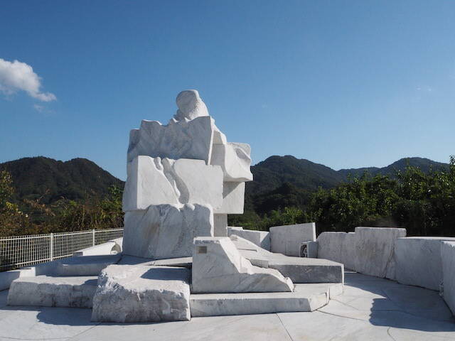 SNS映えで話題！真っ白な大理石の彫刻庭園「未来心の丘」と豪華な建築の「耕三寺」【広島県尾道市】