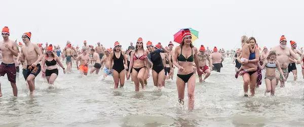 「世界の年末年始、意外な過ごし方！オランダでは寒中水泳、コロンビアではスーツケースを引き回す」の画像