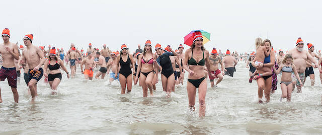 世界の年末年始、意外な過ごし方！オランダでは寒中水泳、コロンビアではスーツケースを引き回す