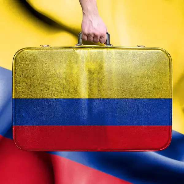 「世界の年末年始、意外な過ごし方！オランダでは寒中水泳、コロンビアではスーツケースを引き回す」の画像