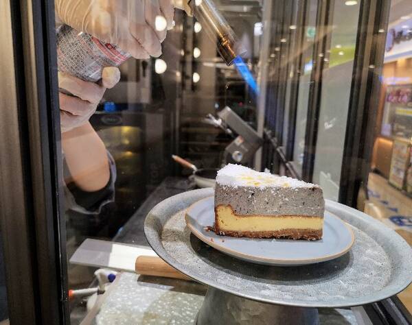イートイン限定の炙りチーズケーキと町田名産品のバスクチーズケーキを実食 ルーシー モニカ 東京 町田マルイ 21年1月11日 エキサイトニュース