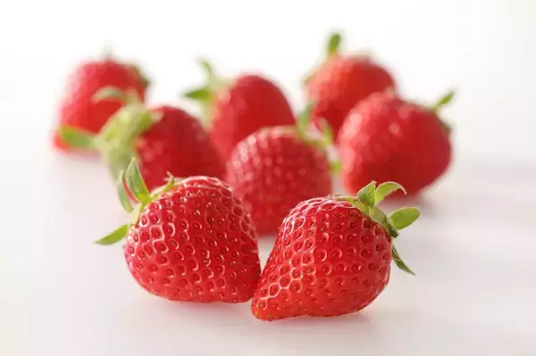 「いちご食べ放題がパワーアップ！「ブランドいちご食べくらべ」スイパラで開催」の画像