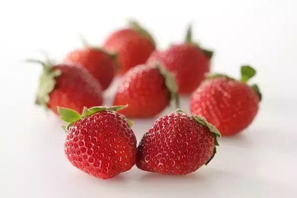 「いちご食べ放題がパワーアップ！「ブランドいちご食べくらべ」スイパラで開催」の画像