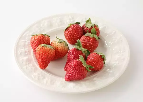 「いちご食べ放題がパワーアップ！「ブランドいちご食べくらべ」スイパラで開催」の画像