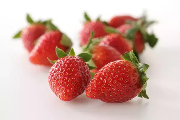 「いちご食べ放題がパワーアップ！「ブランドいちご食べくらべ」スイパラで開催」の画像